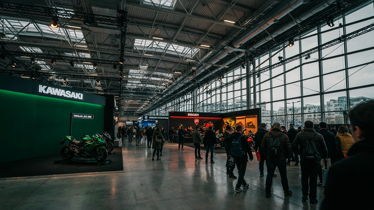 Vue d'un grand hall d'exposition rempli de stands de motos